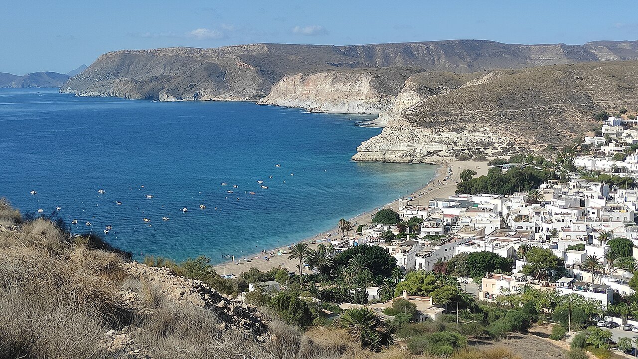 Agua Amarga desde las lomas: el pueblo blanco, la playa y los acantilados