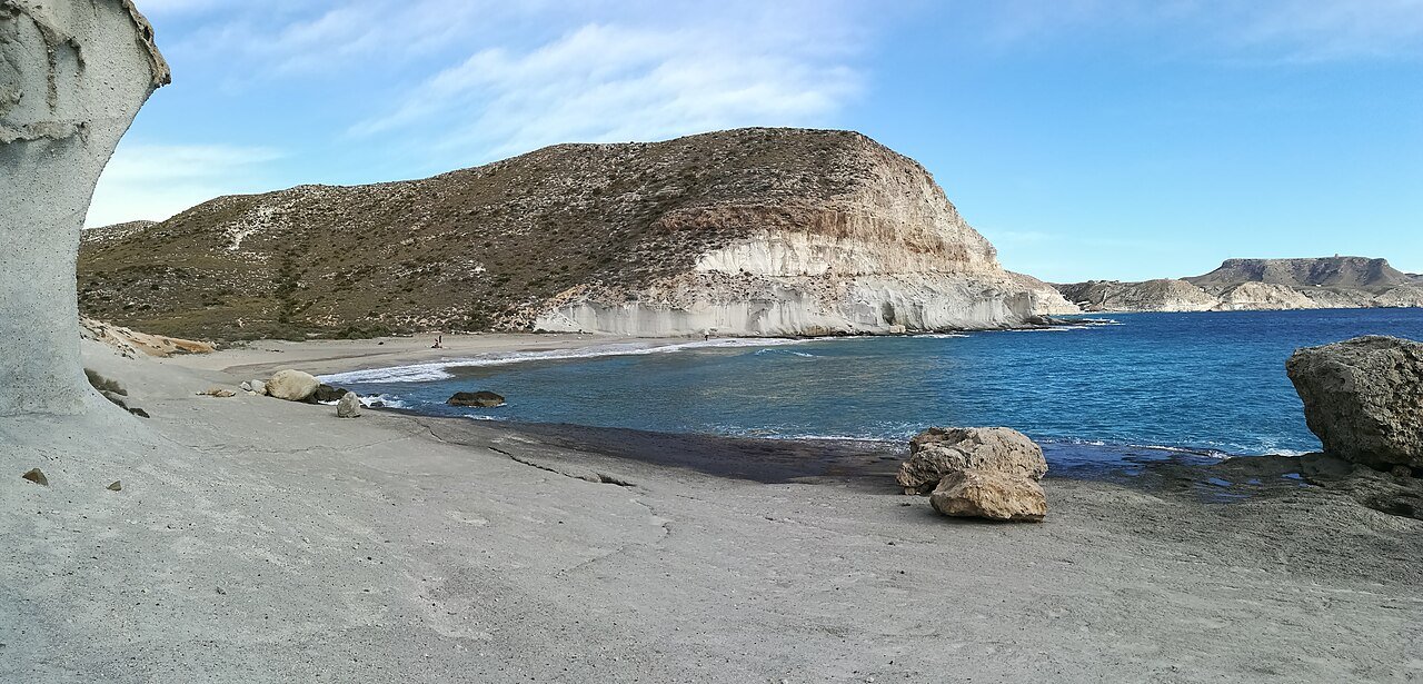 La Cala de Enmedio, con sus rocas blancas erosionadas y el mar