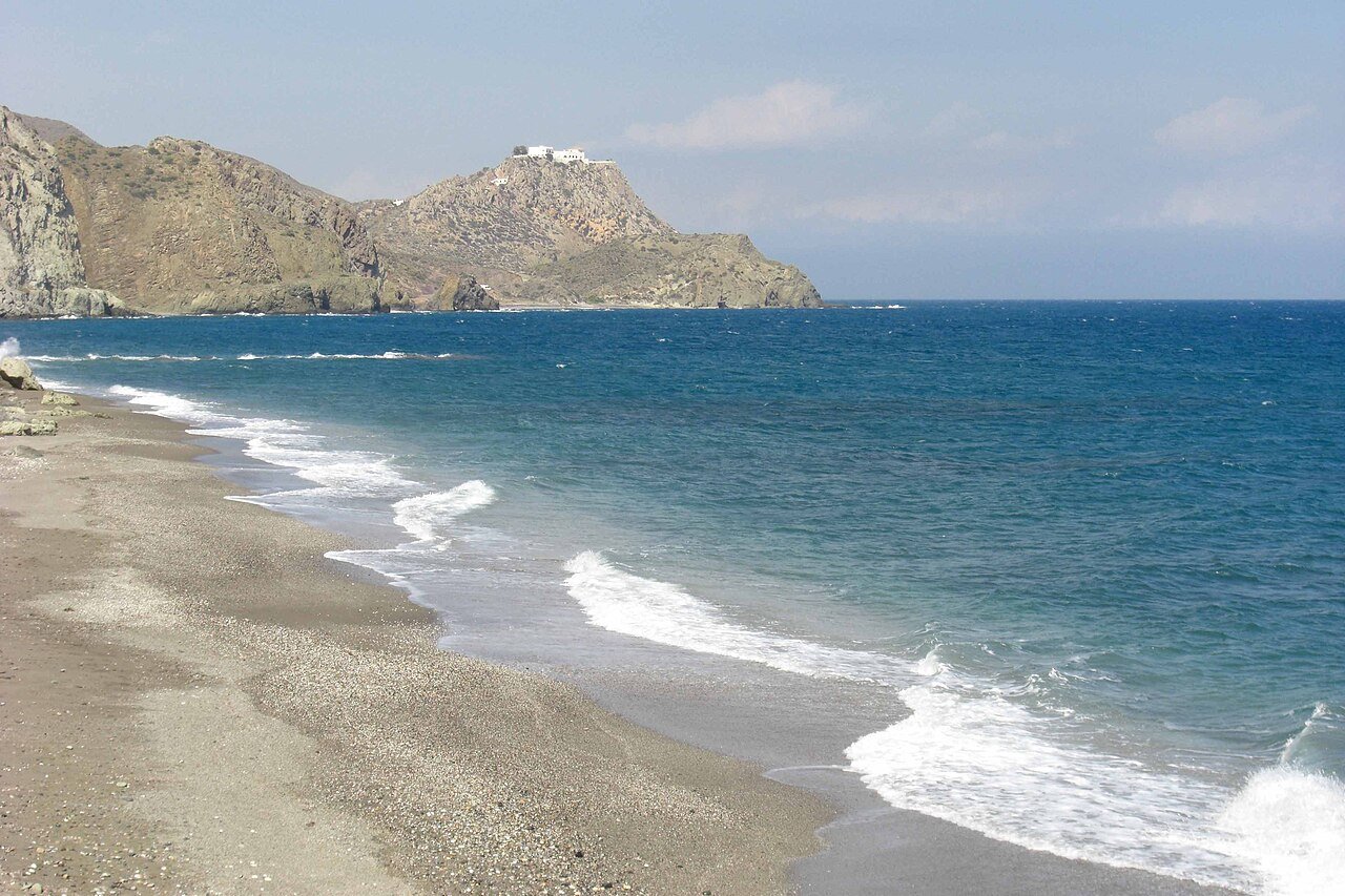 La playa de la Granatilla, en Sopalmo: orilla de arena y piedra y los cerros del sur