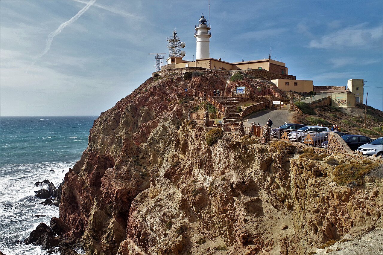 El faro de Cabo de Gata sobre el acantilado de roca volcánica