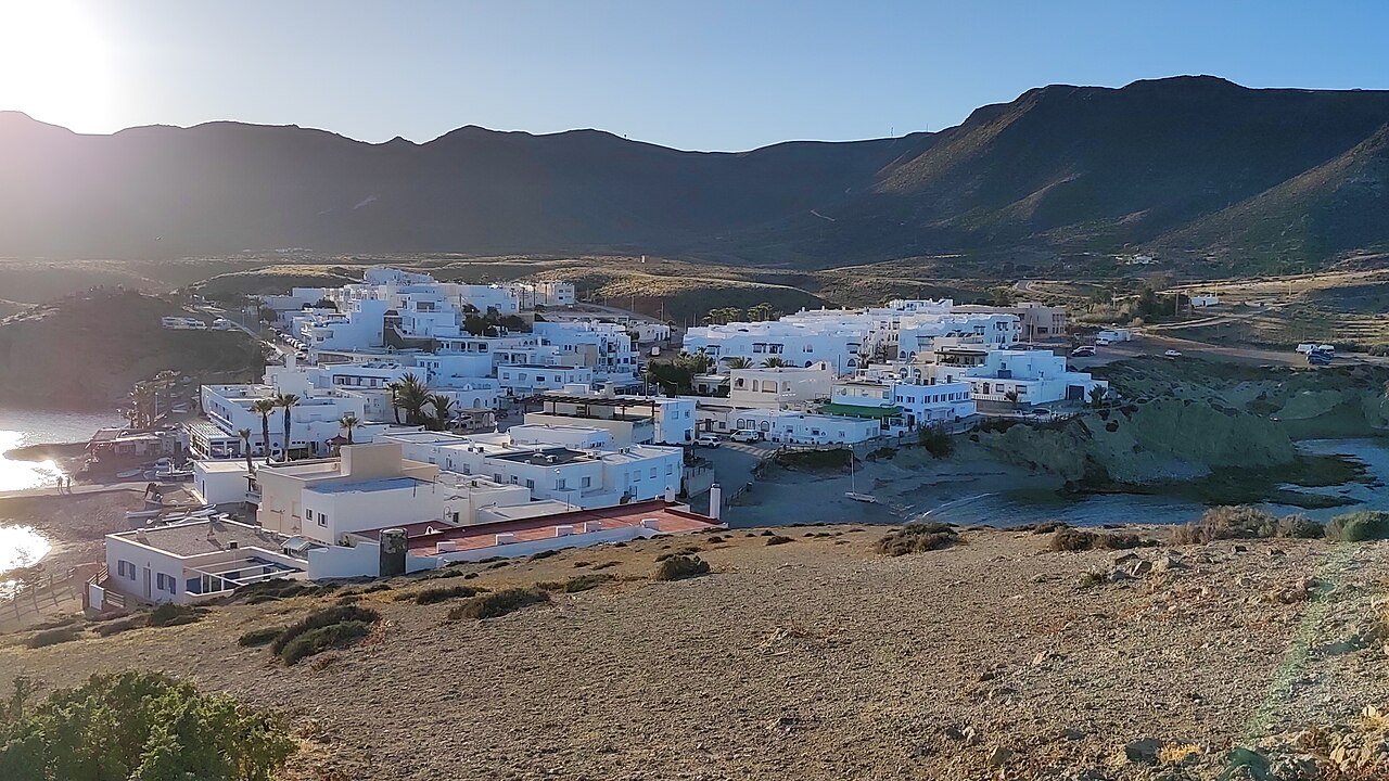 El pueblo de La Isleta del Moro, con sus casas blancas junto al mar y la sierra detrás