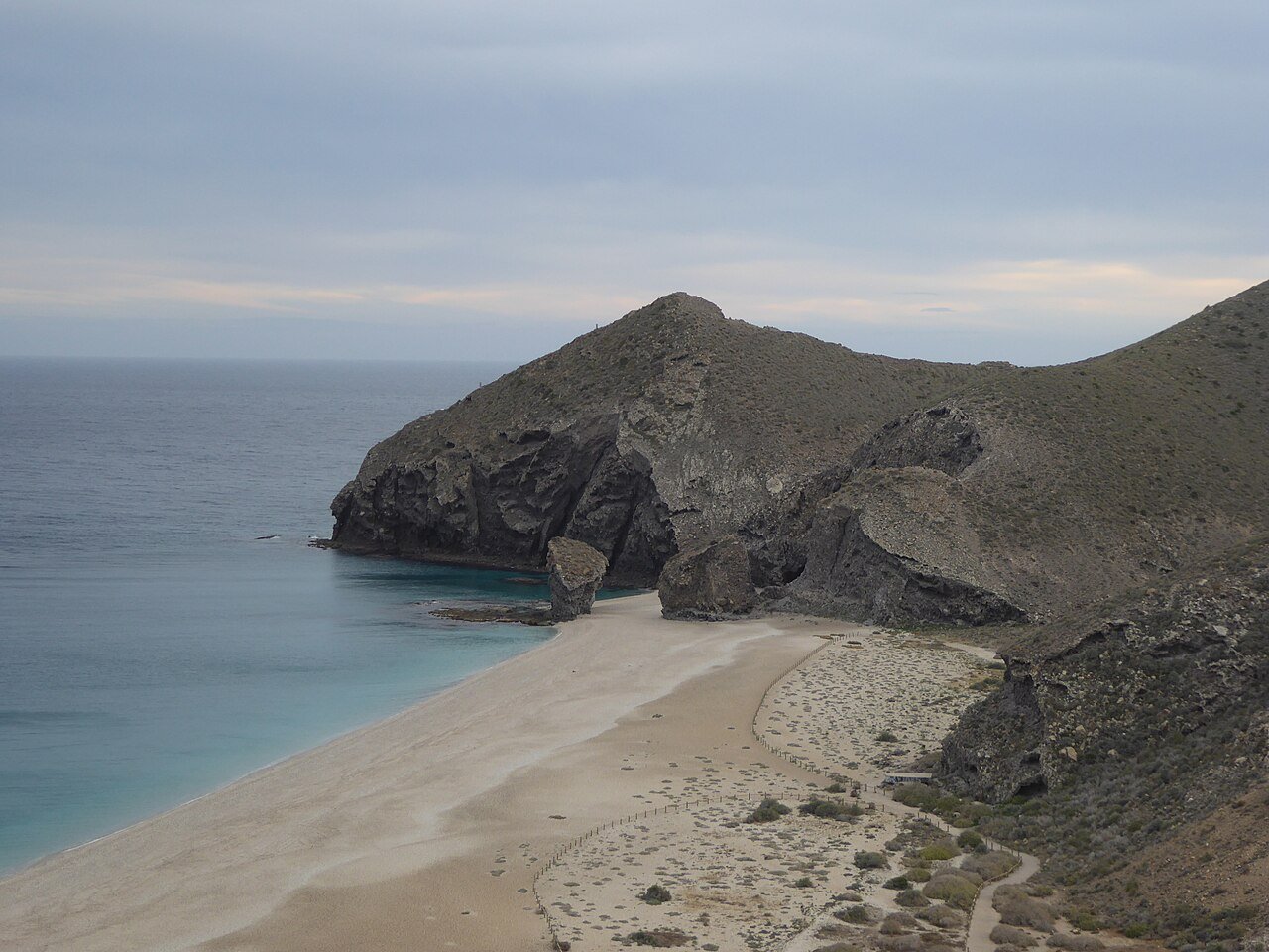 La Playa de los Muertos vista desde arriba: la orilla clara, el agua turquesa y el promontorio al fondo