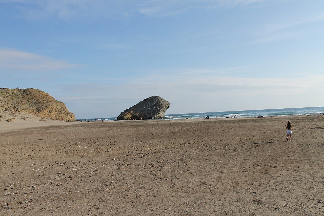 La playa de Mónsul con la roca volcánica de La Peineta al fondo