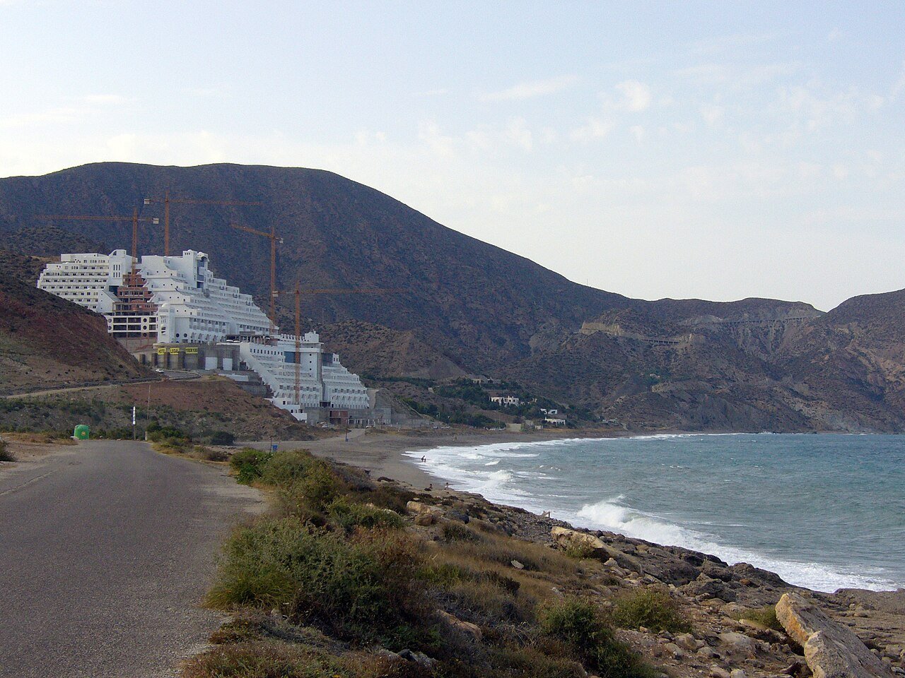 La playa del Algarrobico con el hotel en ruinas en la ladera