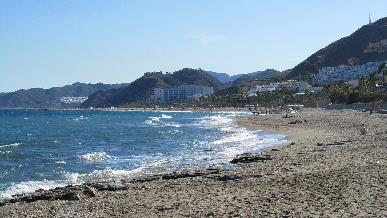 La playa de Mojácar en la Cueva del Lobo, con la costa y Sierra Cabrera al fondo