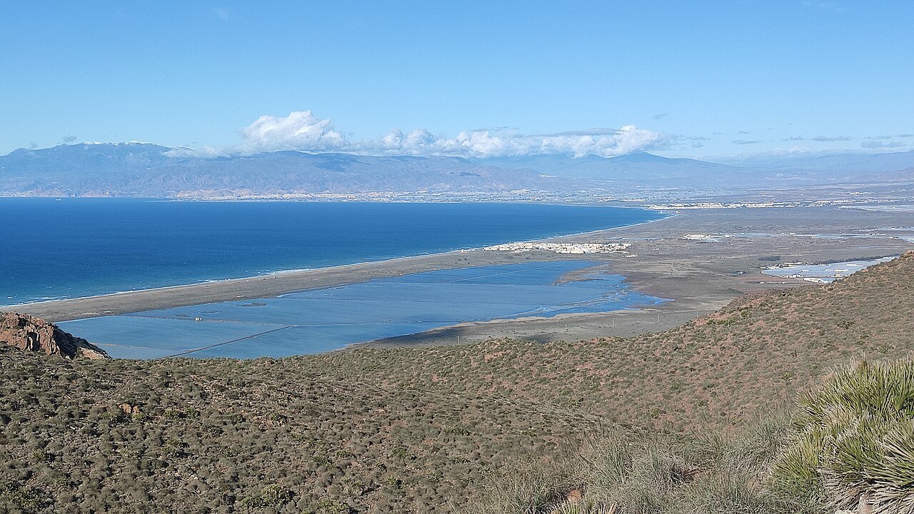 Las salinas de Cabo de Gata vistas desde la sierra, entre la playa y la llanura